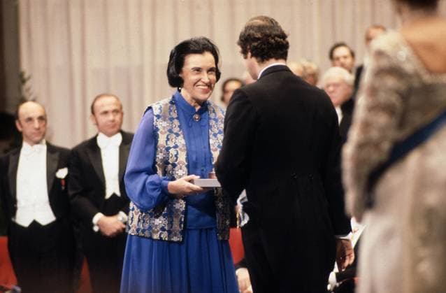 STOCKHOLM 1977-12-10. Nobel Prize ceremony in the Konserthuset in Stockholm. Rosalyn Yalow receives award from King Carl XVI Gustaf. Nobel Prize in Physiology or Medicine 1977 together with Roger Guillemin and Andrew Schally. Stockholm Sweden x5600x *** STOCKHOLM 1977 12 10 Nobel Prize ceremony in the Konserthuset in Stockholm Rosalyn Yalow receives award from King Carl XVI Gustaf Nobel Prize in Physiology or Medicine 1977 together with Roger Guillemin and Andrew Schally Stockholm Sweden x5600x  Copyright: xSVTx ROSALYN YALOW NOBEL PRIZE 1977