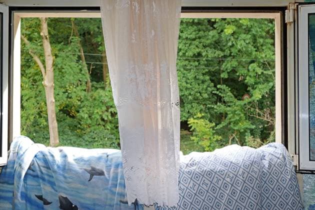 Lüften von Bettwäsche Bettwäsche hängt bei schönem Wetter zum Lüften aus einem geöffneten Fenster heraus *** Airing bed linen Bed linen hangs out of an open window for airing in fine weather