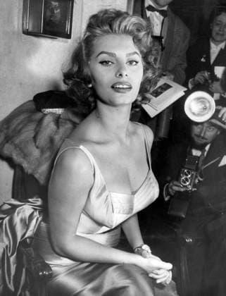 Stockholm 1955-12-05 Den italienska skadespelerskan Sophia Loren omgiven av pressfotografer vid sitt besök i Stockholm 1955. Stockholm Sverige x192x *** Stockholm 1955 12 05 Italian actress Sophia Loren surrounded by press photographers during her visit to Stockholm 1955 Stockholm Sweden x192x  Copyright: xErikxCollin DN TTx SOPHIA LOREN