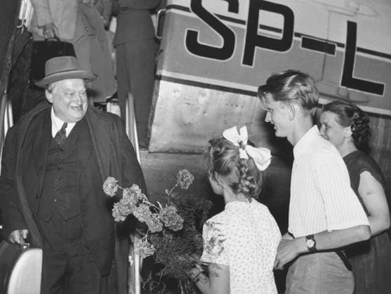 Orig. caption... STANISLAW CAT-MACKIEWICZ CAME BACK TO POLAND The former premier of the so-called Polish emigration government in London and well known journalist Stanislaw Cat-Mackiewicz arrived by air from London to Warsaw on JUne 14, 1956. OPS: St. Cat-Mackiewicz is being welcomed at the Okecie airport in Warsaw. Orig. caption... The former leader of the Polish Ã migrÃ government in London, Stanislw Cat-Mackiewicz, has returned to Poland and is seen here being welcomed at Warsaw airport. Note S Mackiewicz, 1896-1966, Polish conservative politician, member of the Polish Parliament Sejm 1928-1935. Lived in exile 1939-1956 and served as Prime Minister of Poland s government-in-exile 1954-1955. Travelers persons: STANISLAW MACKIEWICZ sites:  Copyright: xx MACKIEWICZ RETURNS TO POLAND 1956