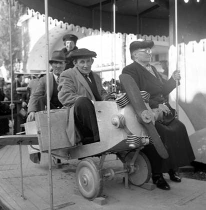 Göteborg 1946-06-18 - Liseberg - Folkpensionärer besöker parken *** Local Caption *** GT Lada Liseberg-2 KAMERAREPORTAGE x2524x *** Gothenburg 1946 06 18 Liseberg Pensioners visit the park Local Caption GT Lada Liseberg 2 CAMERA REPORT x2524x  Copyright: xKamerareportage TTx
