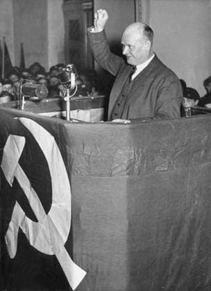 Orig. caption... THÄLMANN SPEECH IM BERLINER SPORTS PALAST Berlin. In the Berliner Sportpalast on March 10, 1932, a large meeting of the Communist Party of Germany was held, on which Ernst Thälmann, the Reichspräsiinschaftkandidat der Kommunisten sprach. Bild zeigt: Ernst Thälmann bei seiner Rede in seiner charakteristischen Haltung. Note Communism Speaker Clenched Fist Hammer and Sickle Symbols Weimar Times CD136 persons: Ernst Thälmann sites: GERMANY ; BERLIN sp_sw x5600x *** Orig caption THÄLMANN SPEECH IM BERLINER SPORTS PALAST Berlin In the Berliner Sportpalast on March 10, 1932, a large meeting of the Communist Party of Germany was held, at which Ernst Thälmann, the Reichspräsiinschaftkandidat der Kommunisten spoke Picture show  Copyright: xXxXxXx THÄLMANN, ERNST