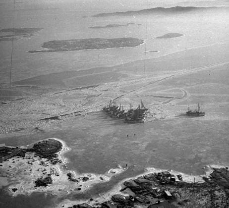Göteborg 1947-02-08 - Flygbild över Göteborgs skärgard där fiskebatar ligger infrusna vid Vinga - *** Local Caption *** GT KAMERAREPORTAGE x2524x *** Gothenburg 1947 02 08 Aerial view of Gothenburg archipelago where fishing boats are frozen at Vinga Local Caption GT KAMERAREPORTAGE x2524x  Copyright: xKamerareportage TTx