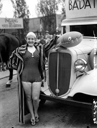 GÖTEBORG 1936-05-30. Framför Svenska Mässan - spex - k - allt gar under nagot som kallades för Reklamveckan. Vi ser reklam för bad - en rund kvinna star framför en lastbilskylare. Vi ser även en uppblast haj. *** Local Caption *** GT Lada 1936-maj-02 GÖTEBORG SVERIGE x2524x *** GOTHENBURG 1936 05 30 In front of the Swedish Fair spex k everything goes during something called the Advertising Week We see advertising for bath a round woman standing in front of a truck cooler We also see a blown shark Local Caption GT Lada 1936 May 02 GOTHENBURG SWEDEN x2524x  Copyright: xKamerareportage TTx REKLAM FÖR BAD