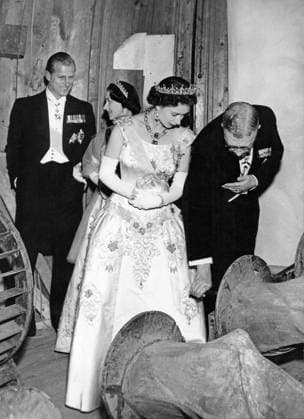 Prince Philip, Princess Margaret, Queen Elizabeth II and King Gustaf VI Adolf of Sweden at Drottningholm Palace Theatre during the Queen s state visit to Sweden on June 14, 1956. Stockholm Sweden ttexport x2512x *** Prince Philip, Princess Margaret, Queen Elizabeth II and King Gustaf VI Adolf of Sweden at Drottningholm Palace Theatre during the Queen s state visit to Sweden on June 14, 1956 Stockholm Sweden ttexport x2512x  Copyright: xAftonbladetx SWEDEN-BRITAIN-STATE VISIT 1956