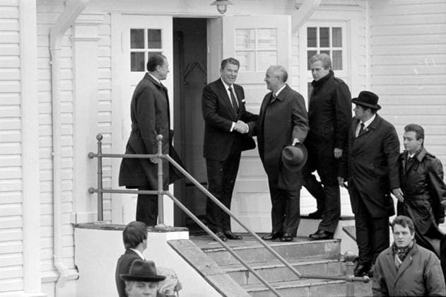 Reykavik - Island - 1986-10-13 - Toppmöte pa Island - sovjetiske statschefen Gorbatjov och amerikanske presidenten Ronald Reagan - *** Local Caption *** GP THORE LEYKAUFF x2524x *** Reykavik Iceland 1986 10 13 Summit in Iceland Soviet Head of State Gorbachev and US President Ronald Reagan Local Caption GP THORE LEYKAUFF x2524x  Copyright: xKamerareportage TTx