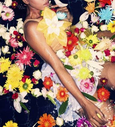 Creative Highlights Symbolfotos Modemodell posiert mit Blumen im Pool Fashion model posing with flowers in pool Copyright: imageBROKER JackxMalipan ibxiqx11339387.jpg