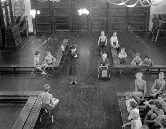 GÖTEBORG 1937-01-24. Sma barn har trafikövning i en gymnastiksal. *** Local Caption *** GT Lada 1937-jan-01 GÖTEBORG SVERIGE x2524x *** GÖTEBORG 1937 01 24 Small children have traffic practice in a gymnasium Local Caption GT Lada 1937 Jan 01 GÖTEBORG SWEDEN x2524x  Copyright: xKamerareportage TTx TRAFIKÖVNING