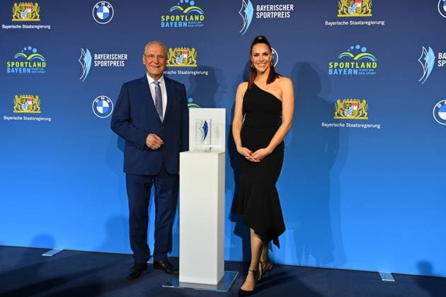 Joachim HERRMANN (Innenminister Bayern), Esther SEDLACZEK, Bayerischer Sportpreis 2024 in der BMW Welt, Roter Teppich,Red Carpet am 12.10.2024.