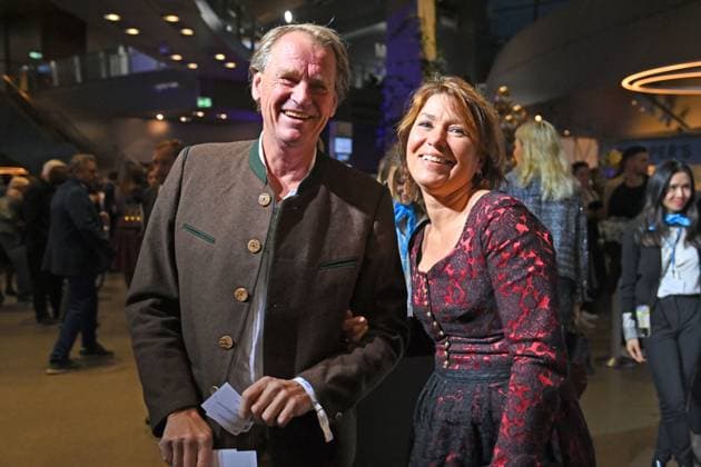 Markus WASMEIER mit Ehefrau Brigitte. Bayerischer Sportpreis 2024 in der BMW Welt, Roter Teppich,Red Carpet am 12.10.2024.