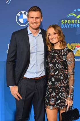 Nele SCHENKER mit Ehemann Hannes Ocik. Bayerischer Sportpreis 2024 in der BMW Welt, Roter Teppich,Red Carpet am 12.10.2024.