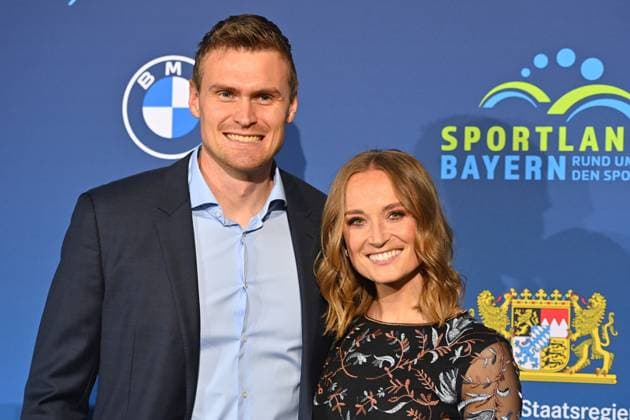 Nele SCHENKER mit Ehemann Hannes Ocik. Bayerischer Sportpreis 2024 in der BMW Welt, Roter Teppich,Red Carpet am 12.10.2024.