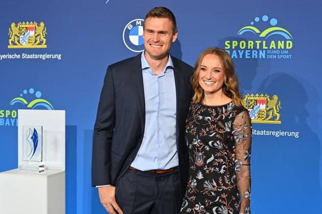 Nele SCHENKER mit Ehemann Hannes Ocik. Bayerischer Sportpreis 2024 in der BMW Welt, Roter Teppich,Red Carpet am 12.10.2024.