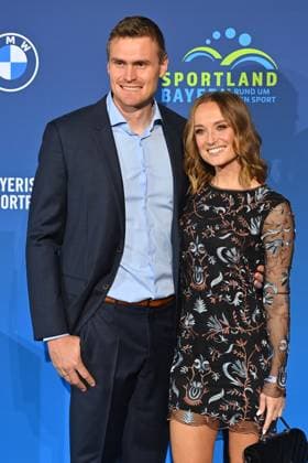 Nele SCHENKER mit Ehemann Hannes Ocik. Bayerischer Sportpreis 2024 in der BMW Welt, Roter Teppich,Red Carpet am 12.10.2024.