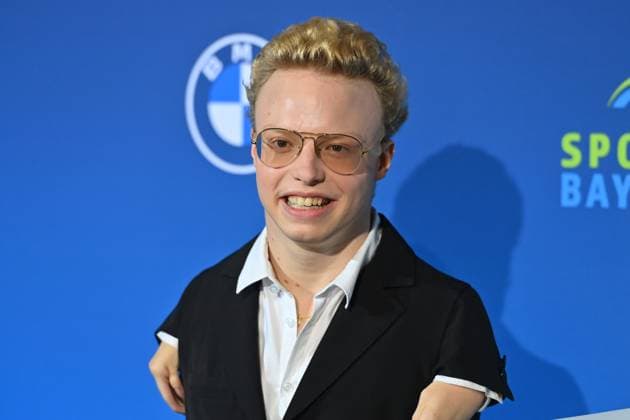 Josia Topf,Para Schwimmer, Einzelbild,angeschnittenes Einzelmotiv,Portraet,Portrait,Porträt. Bayerischer Sportpreis 2024 in der BMW Welt, Roter Teppich,Red Carpet am 12.10.2024.