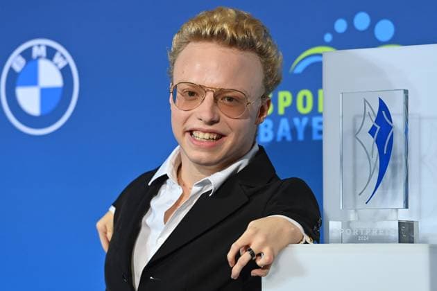 Josia Topf,Para Schwimmer, Einzelbild,angeschnittenes Einzelmotiv,Portraet,Portrait,Porträt. Bayerischer Sportpreis 2024 in der BMW Welt, Roter Teppich,Red Carpet am 12.10.2024.