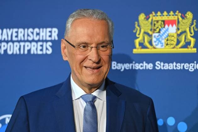 Joachim HERRMANN (Innenminister Bayern). Einzelbild,angeschnittenes Einzelmotiv,Portraet,Portrait,Porträt. Bayerischer Sportpreis 2024 in der BMW Welt, Roter Teppich,Red Carpet am 12.10.2024.