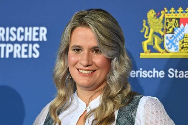 Natalie GEISENBERGER, Einzelbild,angeschnittenes Einzelmotiv,Portraet,Portrait,Porträt. Bayerischer Sportpreis 2024 in der BMW Welt, Roter Teppich,Red Carpet am 12.10.2024.