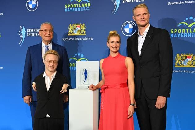 v.li:Joachim HERRMANN (Innenminister Bayern), Josia Topf, Jessica von Bredow-Werndl, Oliver Zeidler. Bayerischer Sportpreis 2024 in der BMW Welt, Roter Teppich,Red Carpet am 12.10.2024.