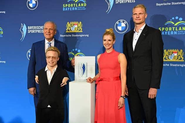 v.li:Joachim HERRMANN (Innenminister Bayern), Josia Topf, Jessica von Bredow-Werndl, Oliver Zeidler. Bayerischer Sportpreis 2024 in der BMW Welt, Roter Teppich,Red Carpet am 12.10.2024.