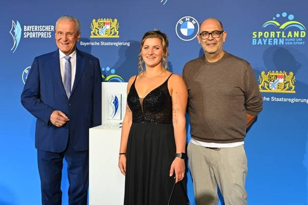 Entertainment Bilder des Tages v.li:Joachim HERRMANN (Innenminister Bayern), Ramona Hofmeister,Hannes Ringlstetter (Kabarettist). Bayerischer Sportpreis 2024 in der BMW Welt, Roter Teppich,Red Carpet am 12.10.2024.
