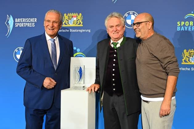 v.li:Joachim HERRMANN (Innenminister Bayern), Sepp MAIER ,Hannes Ringlstetter (Kabarettist). Bayerischer Sportpreis 2024 in der BMW Welt, Roter Teppich,Red Carpet am 12.10.2024.
