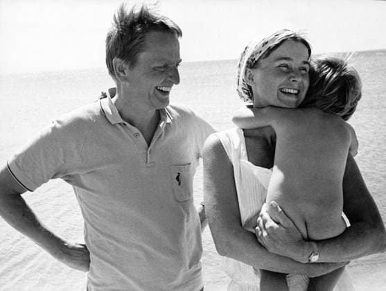 FARÖ 1970-08-03. Olof och Lisbet Palme med lillgrabben Mattias har tillbringat sin elfte sommar pa Farö. Det har regnat mest, men pa statsministerns sista semesterdag sken solen skönt över Faröstranden. Farö Sverige PER x23x *** FARÖ 1970 08 03 Olof and Lisbet Palme with their little boy Mattias have spent their eleventh summer on Farö It has rained the most, but on the Prime Ministers last day of vacation the sun shone beautifully over Farö beach Farö Sweden PER x23x  Copyright: xFolkexHellberg DN TTx OLOF PALME FAMILJ