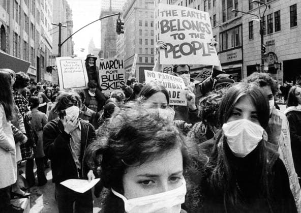 NEW YORK 1970-04-21. Ungdomar demonstererar för renare luft, renare vatten, renare jord. New York USA x417x *** NEW YORK 1970 04 21 Young people demonstrate for cleaner air, cleaner water, cleaner soil New York USA x417x  Copyright: xHassexPersson Expressen TTx DEMONSTRANTER