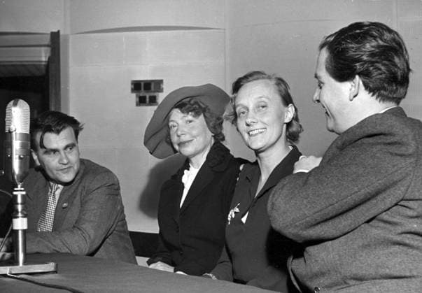 STOCKHOLM 1949-10. Orig. caption... Twenty questions, entertainment program on 15 Oct 1949. Kjell Stensson, Elsa Nyblom (guest of the evening), Astrid Lindgren who finally came up with the audience s word Axelkuddar and Stig Järrel. persons: Astrid Lindgren; Elsa Nyblom; Kjell Stensson; Stig Järrel sites: STOCKHOLM; SWEDEN Stockholm Sweden sp_sw x5600x *** STOCKHOLM 1949 10 Orig caption Twenty questions, entertainment program on 15 Oct 1949 Kjell Stensson, Elsa Nyblom guest of the evening , Astrid Lindgren who finally came up with the audience s word Axelkuddar and Stig Järrel persons Astrid Lindgren Elsa Nyblom Kjell Stensson Stig Järrel sites STOCKHOLM SWEDEN Stockholm Sweden sp sw x5600x  Copyright: xSÖRENxHOFFMANxSHx TWENTY QUESTIONS
