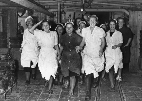 Springande kvinnor har luftskyddsövning hos chokladfabriken Mazetti, Malmö, november 1939. Malmö Sverige 1930-tal, andra världskriget x2503x *** Running women having air raid drill at Mazetti chocolate factory, Malmö, November 1939 Malmö Sweden 1930s, World War II x2503x  Copyright: xSydsvenskanx xIBLxBildbyrax