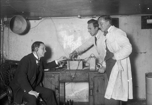 14 november 1924 Människor som hör pa testsändningar av s.k. rundradio. Aret efter satte Sveriges Radio igang sina sändningar pa riktigt. *** Local Caption *** GT Lada Krep 1924-02 KAMERAREPORTAGE x2524x *** November 14, 1924 People listening to test broadcasts of so-called broadcast radio The following year, Swedish Radio started its broadcasts in earnest Local Caption GT Lada Krep 1924 02 CAMERA REPORT x2524x  Copyright: xKamerareportage TTx