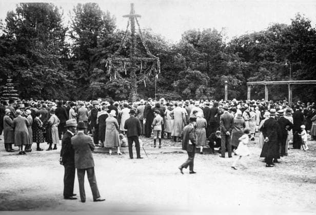 Stockholm 1930-06-24 Midsommar i Vasaparken i Stockholm. Stockholm Sverige x192x *** Stockholm 1930 06 24 Midsummer in Vasaparken in Stockholm Stockholm Sweden x192x  Copyright: xDN TTx MIDSOMMAR STOCKHOLM