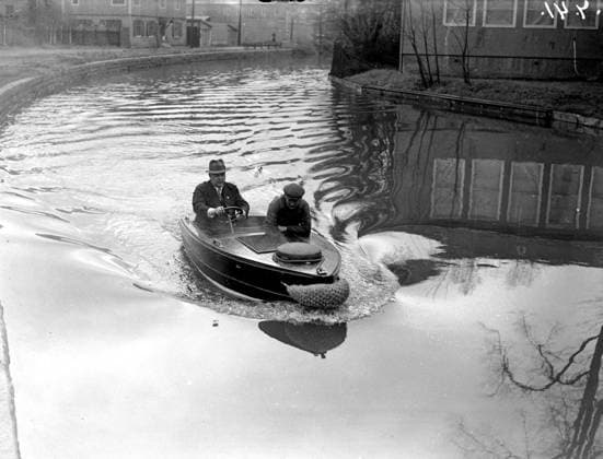 Göteborg 17 april 1941 Liten bat pa väg till Liseberg pa Mölndalsan x2524x *** Gothenburg April 17, 1941 Small boat on the way to Liseberg on Mölndalsan x2524x  Copyright: xKamerareportage TTx
