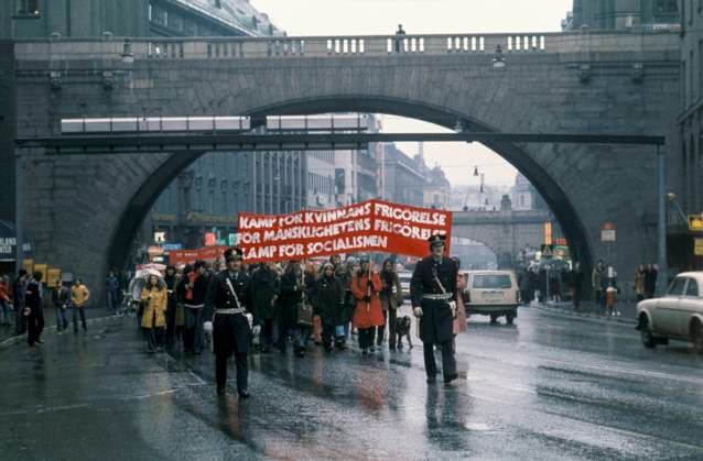 STOCKHOLM 1975-03-08 Police lead a demonstration on Kungsgatan in Stockholm during International Women s Day. The banner reads: Struggle for the emancipation of women, for the emancipation of humanity, struggle for socialism. STOCKHOLM SWEDEN sp_sw x5600x *** STOCKHOLM 1975 03 08 Police lead a demonstration on Kungsgatan in Stockholm during International Women s Day The banner reads Struggle for the emancipation of women, for the emancipation of humanity, struggle for socialism STOCKHOLM SWEDEN sp sw x5600x  Copyright: xSVTxBildx INTERNATIONAL WOMEN S DAY 1975