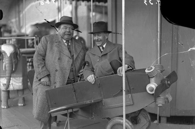 Göteborg 1939-04-21 Liseberg innan premiären - pressvisning med lisebergschefen Herman Lindholm till vänster *** Local Caption *** KAMERAREPORTAGE x2524x *** Gothenburg 1939 04 21 Liseberg before the premiere press screening with Liseberg manager Herman Lindholm to the left Local Caption CAMERA REPORT x2524x  Copyright: xKamerareportage TTx
