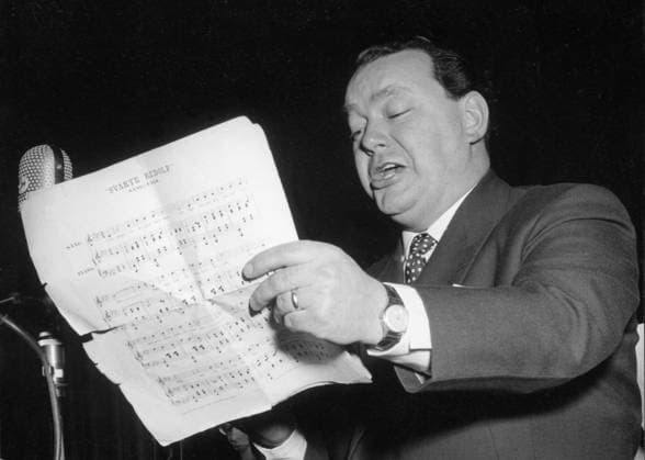 Orig. caption... THE PUZZLE ON 22 10 1955 Ake Grönberg sang Svarte Rudolf Note. Notes CD693 persons: AKE GRÖNBERG sites: STOCKHOLM; SWEDEN sp_sw x5600x *** Orig caption THE PUZZLE ON 22 10 1955 Ake Grönberg sang Black Rudolf Note Notes CD693 persons AKE GRÖNBERG sites STOCKHOLM SWEDEN sp sw x5600x  Copyright: xJARLxEKENRYDxJEx AKE GRÖNBERG SINGS ON THE RADIO