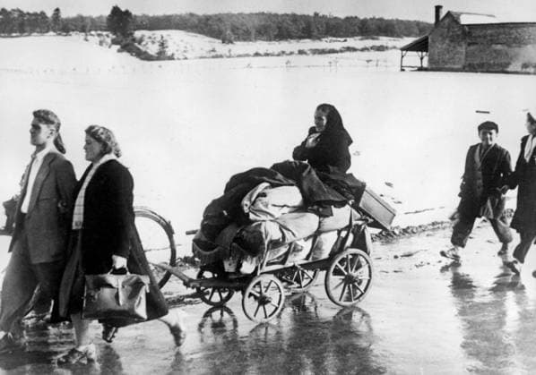 Orig. Caption... Hungary s tragedy With their few possessions gathered on carts and bicycles, these young(...) refugees come walking into Austria on a snowy November morning. Note The Hungarian crisis CD620 sites: HUNGARY*; AUSTRIA sp_sw x5600x *** Orig Caption Hungary s tragedy With their few possessions gathered on carts and bicycles, these young refugees come walking into Austria on a snowy November morning Note The Hungarian crisis CD620 sites HUNGARY AUSTRIA sp sw x5600x  Copyright: xx HUNGARIAN REFUGEES