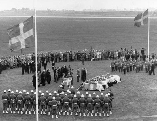 Orig caption NDOLA VICTIMS ON SWEDISH SOIL Many people had gathered for the festivities at Bulltofta in Malmö Note D Hammarskjöld, 1905 1961, civil servant, UN Secretary General from 1953 Died in a plane crash in Ndola in what is now Zambia Congo crisis Ceremonies persons Dag Hammarskjöld sites NDOLA SWEDEN MALMÖ sp sw x5600x  Copyright: xXxXxXx HAMMERSHIELD DUST