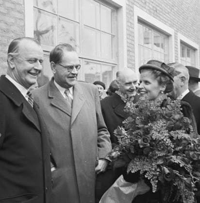 Maj 1951 Nya Majnabbeterminalen färdigbyggd. Kallades även Londonterminalen. Rederiet Svenska Lloyd hade sina batar Patricia, Saga, Britannia och Suecia där. Fr.v. Lloydchefen Karl Rudolf Bökman med maka Marianne med davarande statsministern Tage Erlander mellan sig. *** Local Caption *** GP KAMERAREPORTAGE x2524x *** May 1951 New Majnabbeterminalen completed Called also the London terminal The shipping company Svenska Lloyd had its boats Patricia, Saga, Britannia and Suecia there From the Lloyd manager Karl Rudolf Bökman with wife Marianne with the then Prime Minister Tage Erlander between them Local Caption GP KAMERAREPORTAGE x2524x  Copyright: xKamerareportage TTx