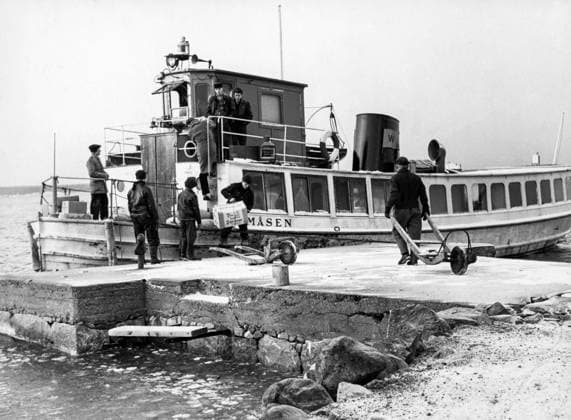 Stockholm 1959-01-06 Skärgardstrafiken. Masen trafikerar en brygga i stockholms skärgard. Stockholm Sverige x5x *** Stockholm 1959 01 06 Skärgardstrafiken Masen operates a bridge in the Stockholm archipelago Stockholm Sweden x5x  Copyright: xIngemarxBerling DN TTx SKÄRGARDSTRAFIK STOCKHOLM