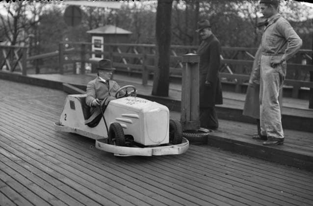 Göteborg 1938-05-03 - Bilbanan pa Liseberg - vid den s.k. Fontellaren star uppfinnaren av densamma - Göteborgs polischef Ernst Fontell *** Local Caption *** Lada: Krep-Liseberg KAMERAREPORTAGE x2524x *** Gothenburg 1938 05 03 The car track at Liseberg at the so-called Fontellaren and the inventor of the same Gothenburg police chief Ernst Fontell Local Caption Lada Krep Liseberg KAMERAREPORTAGE x2524x  Copyright: xKamerareportage TTx