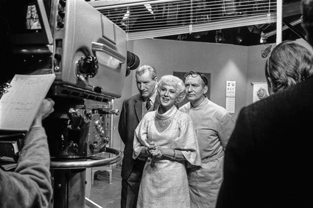 ARCHIVE 19650303. TEA PARTY TV play by Harold Pinter directed by Hakan Ersgard. First broadcast 1965-03-22. Here the actors Sigge Fürst (left), in the role of Mr. Sisson, Gunnel Broström, as Diana, and Jan Erik Lindqvist, as Disley, are seen during the recording. Sweden sp_sw x5600x *** ARCHIVE 19650303 TEA PARTY TV play by Harold Pinter directed by Hakan Ersgard First broadcast 1965 03 22 Here the actors Sigge Fürst left , in the role of Mr Sisson, Gunnel Broström, as Diana, and Jan Erik Lindqvist, as Disley, are seen during the recording Sweden sp sw x5600x  Copyright: xBo-AjexMellinx xSVTx TEA PARTY