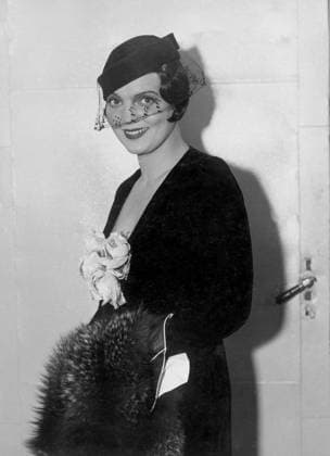 Orig. caption... PREMIERE AT THE VASATHEATER. Margit Manstad in A caprice. 24.1.33. Note. Margit Manstad Note. M Manstad, 1902-1996, Swedish actress. Bouquets Flower Smile Fur boa Roses Neckline CD656 persons: MARGIT MANSTAD sites: STOCKHOLM; SWEDEN sp_sw x5600x *** Orig caption PREMIERE AT THE VASATHEATER Margit Manstad in A caprice 24 1 33 Note Margit Manstad Note M Manstad, 1902 1996, Swedish actress Bouquets Flower Smile Fur boa Roses Neckline CD656 persons MARGIT MANSTAD sites STOCKHOLM SWEDEN sp sw x5600x  Copyright: xx THEATER PREMIERE