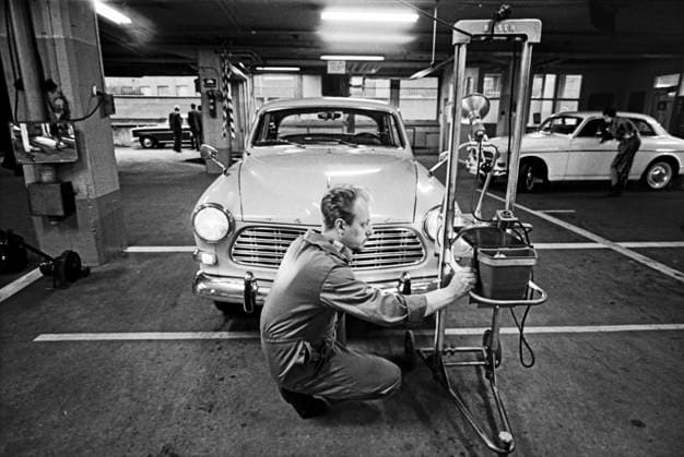 MALMÖ 1969-10-22. MEETING WITH ENGINE MEN TV program where car owners meet manufacturers and which is based on Swedish Vehicle Testing statistics. First broadcast 1969-11-10. A Volvo Amazon is being tested here. Malmö Sweden sp_sw x5600x *** MALMÖ 1969 10 22 MEETING WITH ENGINE MEN TV program where car owners meet manufacturers and which is based on Swedish Vehicle Testing statistics First broadcast 1969 11 10 A Volvo Amazon is being tested here Malmö Sweden sp sw x5600x  Copyright: xBo-AjexMellin SVTx MEETING WITH ENGINE MEN