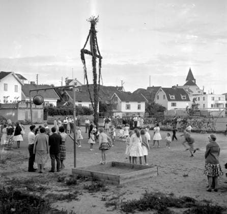 Skärhamn 1964 - Midsommar firas *** Local Caption *** Lada: Krep 2012-06 KAMERAREPORTAGE x2524x *** Skärhamn 1964 Midsummer is celebrated Local Caption Lada Krep 2012 06 KAMERAREPORTAGE x2524x  Copyright: xKamerareportage TTx