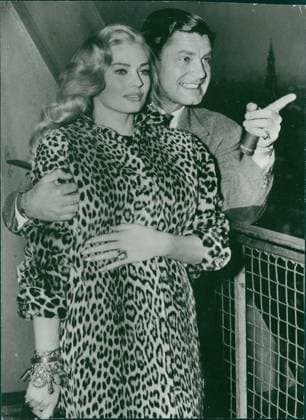 Anita Ekberg, skadespelare Sverige med make Anthony Steel, skadespelare Storbritannien, familjen, päls, leopardpäls. Okänt fotodatum 1956-01-01 (c) Aftonbladet IBL Bildbyra * * * EXPRESSEN OUT * * * AFTONBLADET 5600 Malmö Sverige svenska kändisar x2512x *** Anita Ekberg, actress Sweden with husband Anthony Steel, actor Great Britain, family, fur, leopard fur Unknown photo date 1956 01 01 c Aftonbladet IBL Bildbyra EXPRESSEN OUT AFTONBLADET 5600 Malmö Sweden Swedish celebrities x2512x  Copyright: xAftonbladet TTx