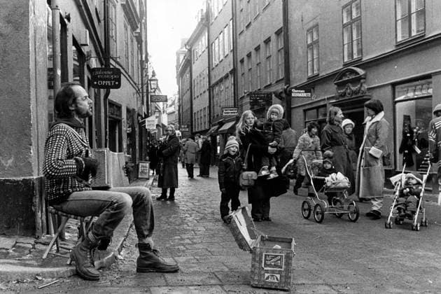 Stockholm 1981-03-19 Gatumusiker. I femton minuter fick flanörerna i Gamla stan höra gamla svenska folkvisor. Sen dök kommissarie K-G Johansson och polisassistent Berit Snödahl upp och avbröt det roliga. Stockholm Sverige x37x *** Stockholm 1981 03 19 Street musicians For fifteen minutes the strollers in Old Town heard old Swedish folk songs Then Inspector K G Johansson and police assistant Berit Snödahl appeared and interrupted the fun Stockholm Sweden x37x  Copyright: xAkexMalmström DN TTx GATUMUSIKANT