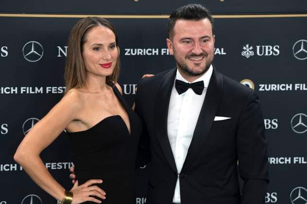 Zoe Torinesi mit Begleitung bei der Preisverleihung auf dem 20. Zurich Film Festival 2024 im Opernhaus. Zürich, 12.10.2024