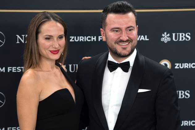 Zoe Torinesi mit Begleitung bei der Preisverleihung auf dem 20. Zurich Film Festival 2024 im Opernhaus. Zürich, 12.10.2024
