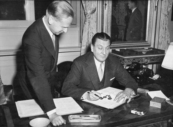 Orig caption SWEDEN AND THE USA IN FULBRIGHT AGREEMENT A so called Fulbright agreement was concluded on Thursday at the Ministry of For  Copyright: xXxXxXx HAMMERSHIELD AND BUTTERWORTH